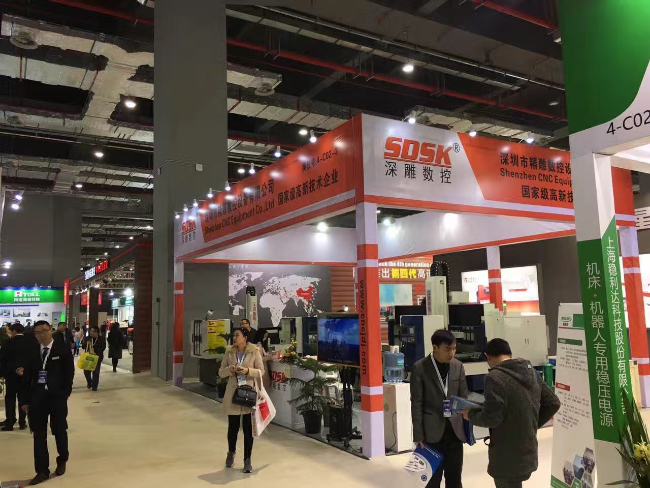深圳精雕參加上海國際機(jī)床展會取得圓滿成功。展會上，公司主營機(jī)器，玻璃精雕機(jī)，大型精雕機(jī)，從外觀尺寸來講得到許多客戶的贊譽(yù)和認(rèn)可。